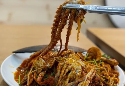 집게로 들어 올린 해물찜