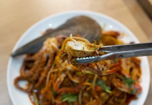 집게로 집은 해물찜 한 점