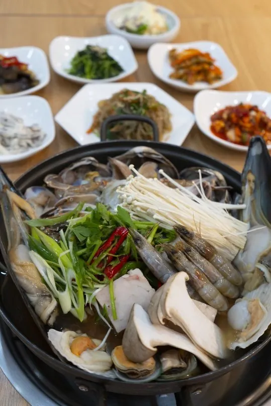 끓이기 전 해물탕과 반찬